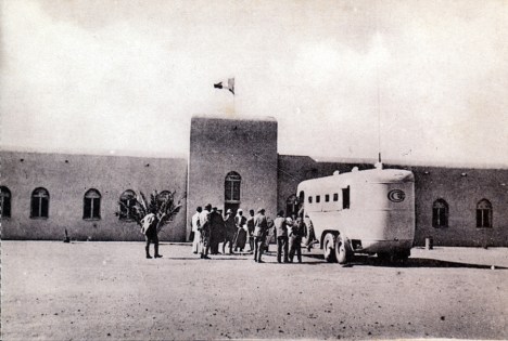Arrivé du car au bordj de Reggane en 1926 avec les représentants